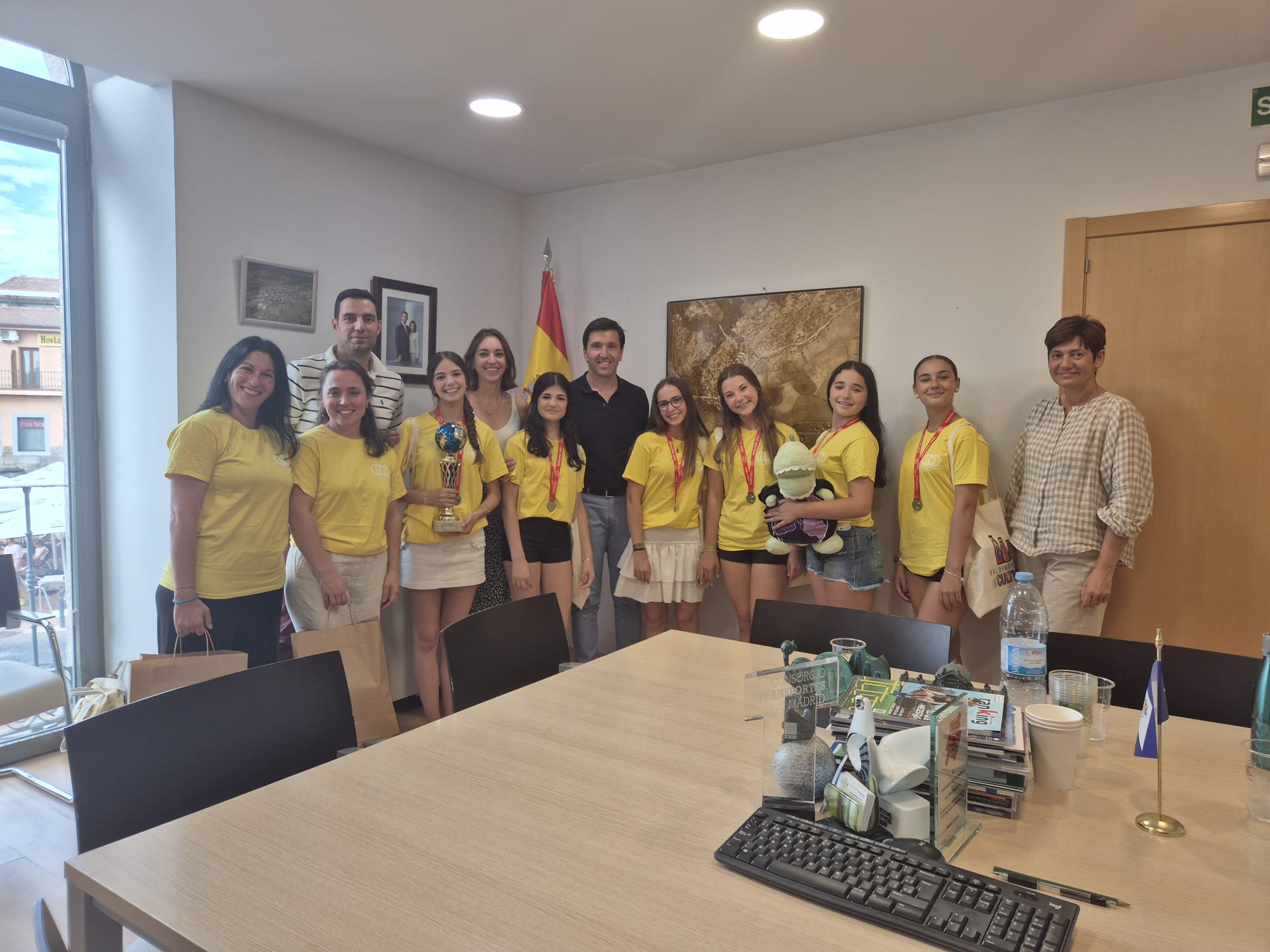 El alcalde de Valdemorillo recibe en el Ayuntamiento a las alumnas de la Escuela de Danza Alba Martínez ganadoras en el Global Dance Open 2025