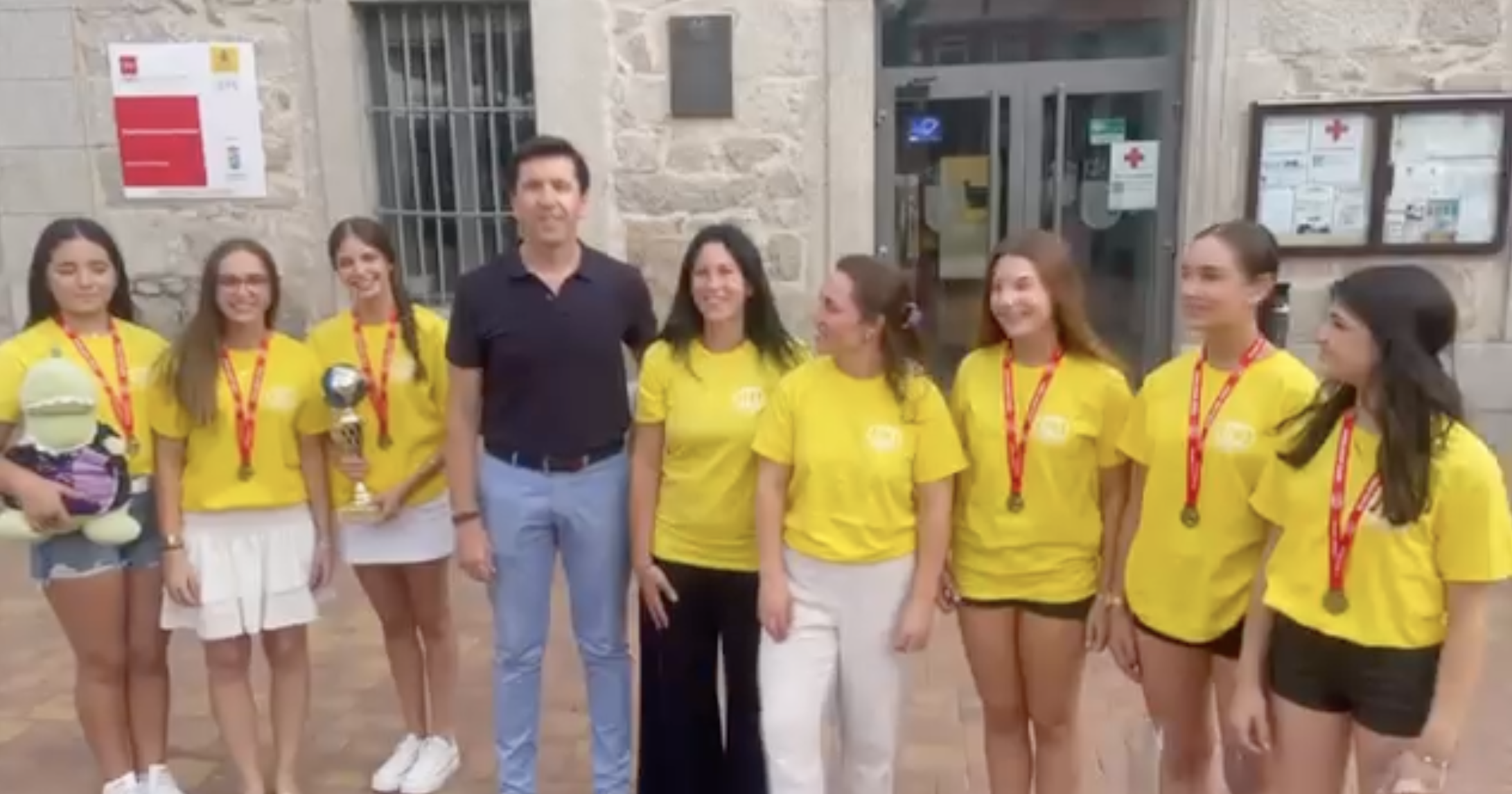 El alcalde, Santiago Villena, ha dado esta tarde la bienvenida en el Ayuntamiento a las seis alumnas de la Escuela de Alba Martínez y a sus profesoras